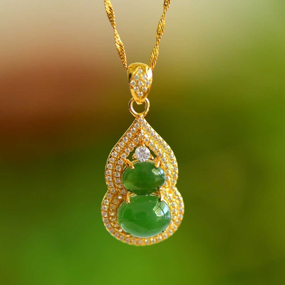 An Exquisite Sterling Silver-Gold Plated Inlaid Jasper Gourd Pendant: An Exquisite Sterling Silver-Gold Plated Inlaid Jasper Gourd Pendant,Size:0.2inx0.3in,0.3inx0.4in 纯银镀金镶碧玉葫芦吊坠