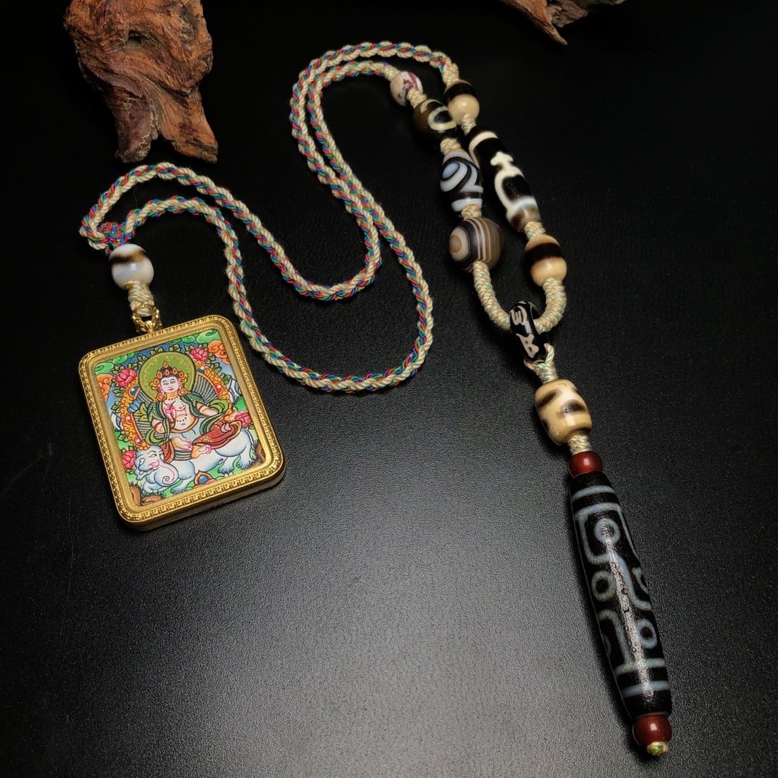 An Exquisite Dzi Bead Inlaid Statue of Tara Tangka Pendant: An Exquisite Dzi Bead Inlaid Statue of Tara Tangka Pendant,Size:(Dzi Bead)2.2inx0.5in,(Tangka)2inx1.7inx0.2in 天珠配度母像唐卡挂件