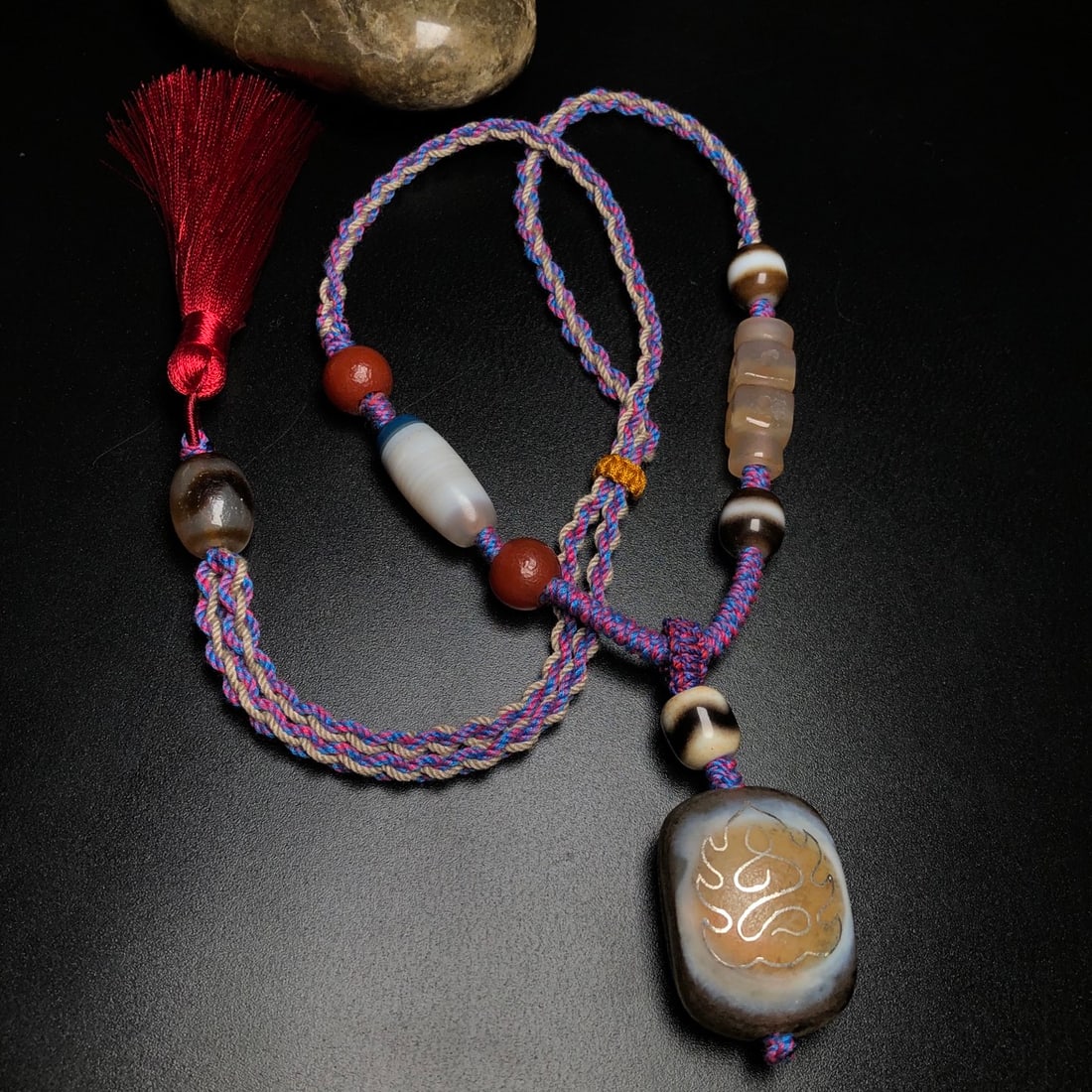 An Exquisite Dzi Bead Inlaid Silver Inlaid Agate Pendant: An Exquisite Dzi Bead Inlaid Silver Inlaid Agate Pendant,Size:(Dzi Bead)1.4inx1inx0.7in,0.4in 天珠嵌银配玛瑙挂件