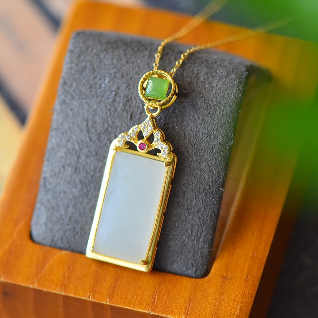 An Exquisite Sterling Silver-Gold Plated Inlaid White Jade Necklace,Inlaid Diamond: An Exquisite Sterling Silver-Gold Plated Inlaid White Jade Necklace,Inlaid Diamond,Size:0.5inx1.5in 纯银镀金镶白玉项链,嵌钻石