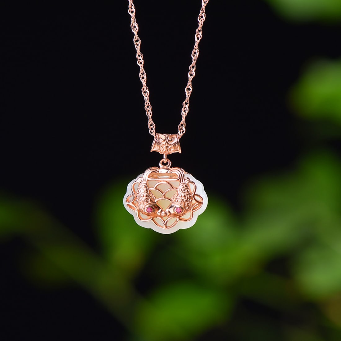 An Exquisite Sterling Silver-Gold Plated Inlaid White Jade Necklace: An Exquisite Sterling Silver-Gold Plated Inlaid White Jade Necklace,Size:0.5inx0.7in 纯银镀金镶白玉项链