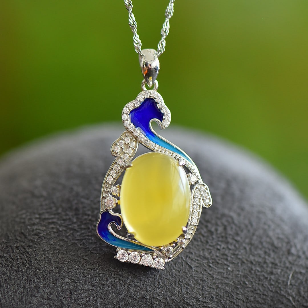 An Exquisite Sterling Silver Inlaid Amber Enamel Pendant: An Exquisite Sterling Silver Inlaid Amber Enamel Pendant,Size:0.5inx0.6in 纯银镶琥珀珐琅吊坠