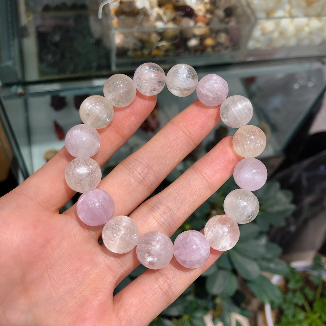 An Exquisite Kunzite Bracelets: An Exquisite Kunzite Bracelets,Size:0.5in,Weight:60.7g 紫锂辉手串