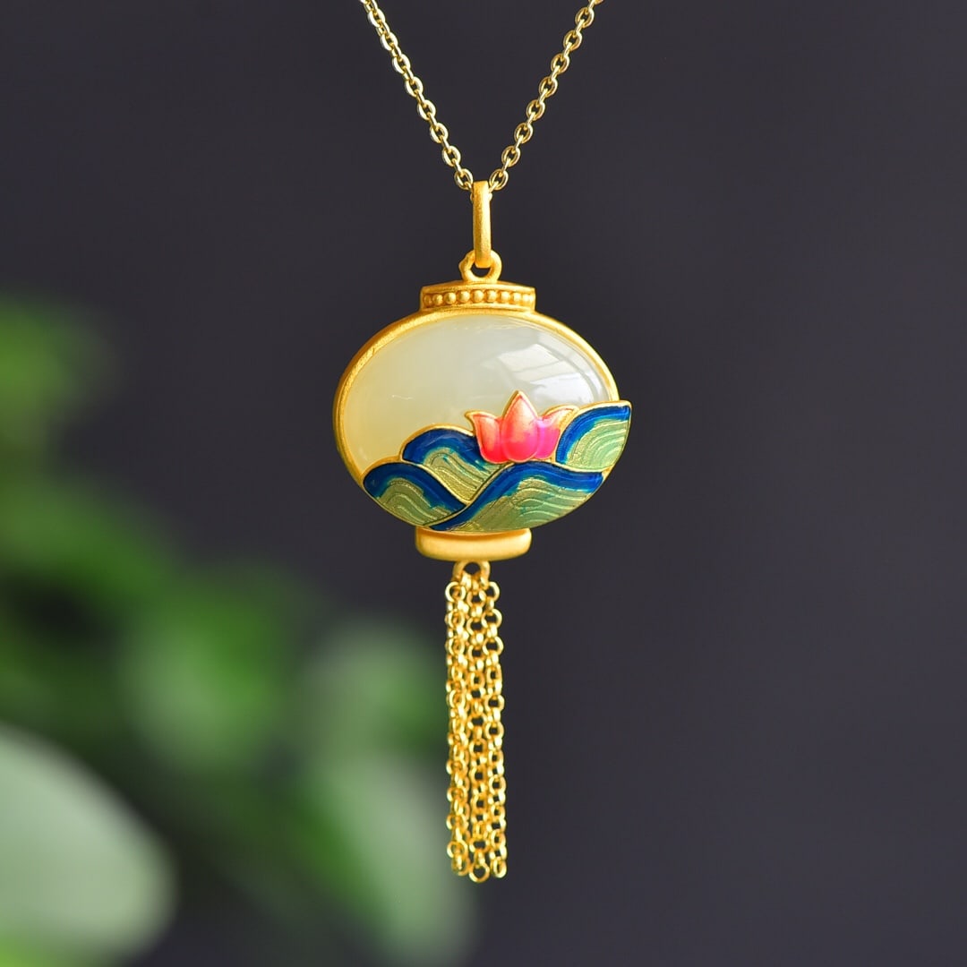 An Exquisite Sterling Silver-Gold Plated Inlaid White Jade Necklace: An Exquisite Sterling Silver-Gold Plated Inlaid White Jade Necklace,Size:0.6inx0.8in 纯银镀金镶白玉项链