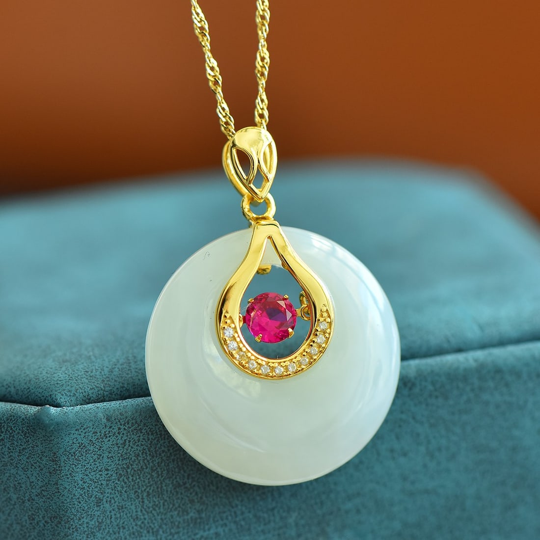 An Exquisite Sterling Silver-Gold Plated Inlaid White Jade Pendant: An Exquisite Sterling Silver-Gold Plated Inlaid White Jade Pendant,Size:1inx1in 纯银镀金镶白玉吊坠