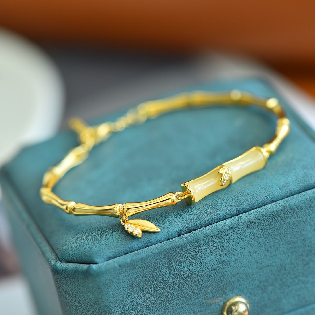 An Exquisite Sterling Silver-Gold Plated Inlaid White Jade Bracelet: An Exquisite Sterling Silver-Gold Plated Inlaid White Jade Bracelet,Size:0.2inx0.8in 纯银镀金镶白玉手链