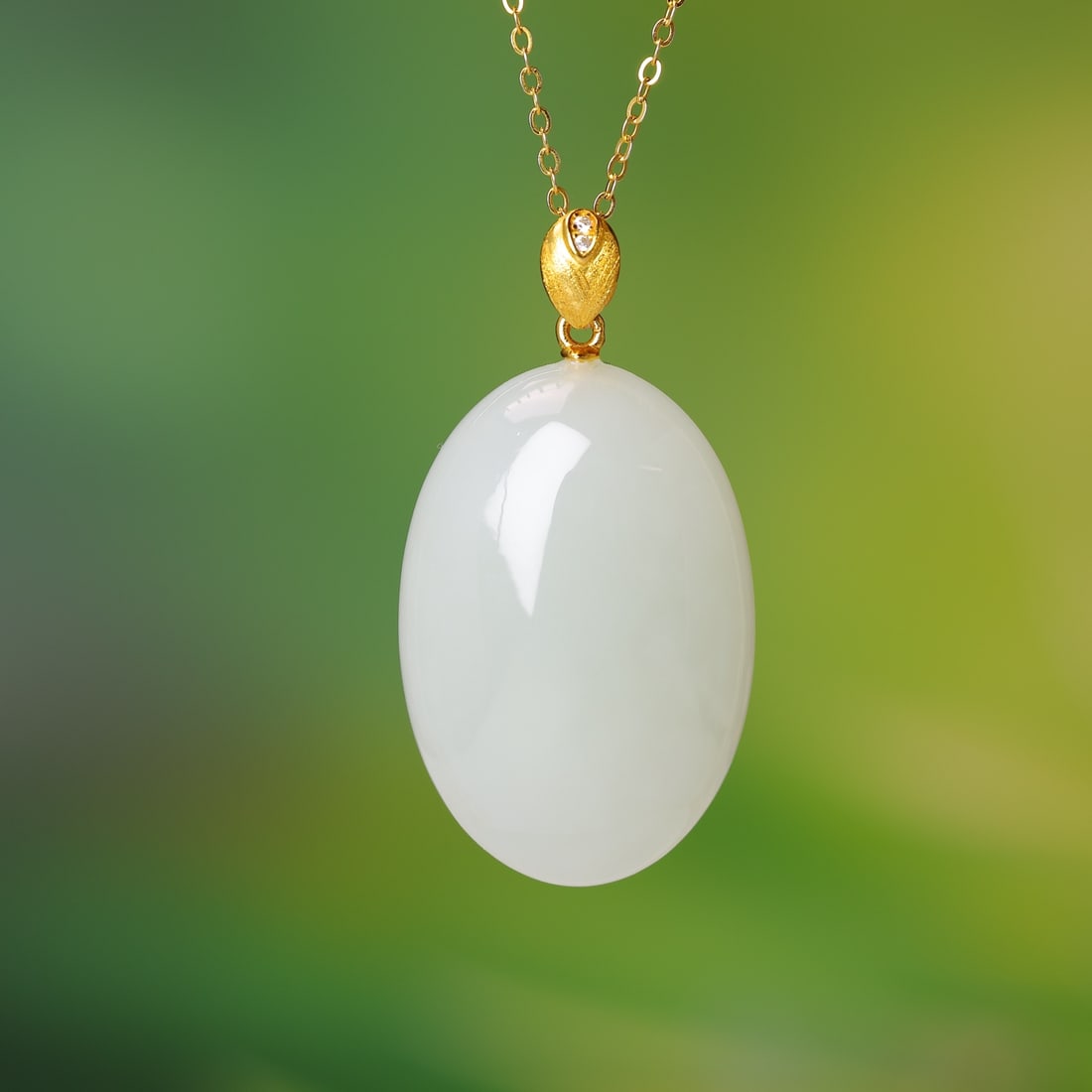 An Exquisite Sterling Silver-Gold Plated Inlaid White Jade Pendant: An Exquisite Sterling Silver-Gold Plated Inlaid White Jade Pendant,Size:0.8inx1.2in 纯银镀金镶白玉吊坠