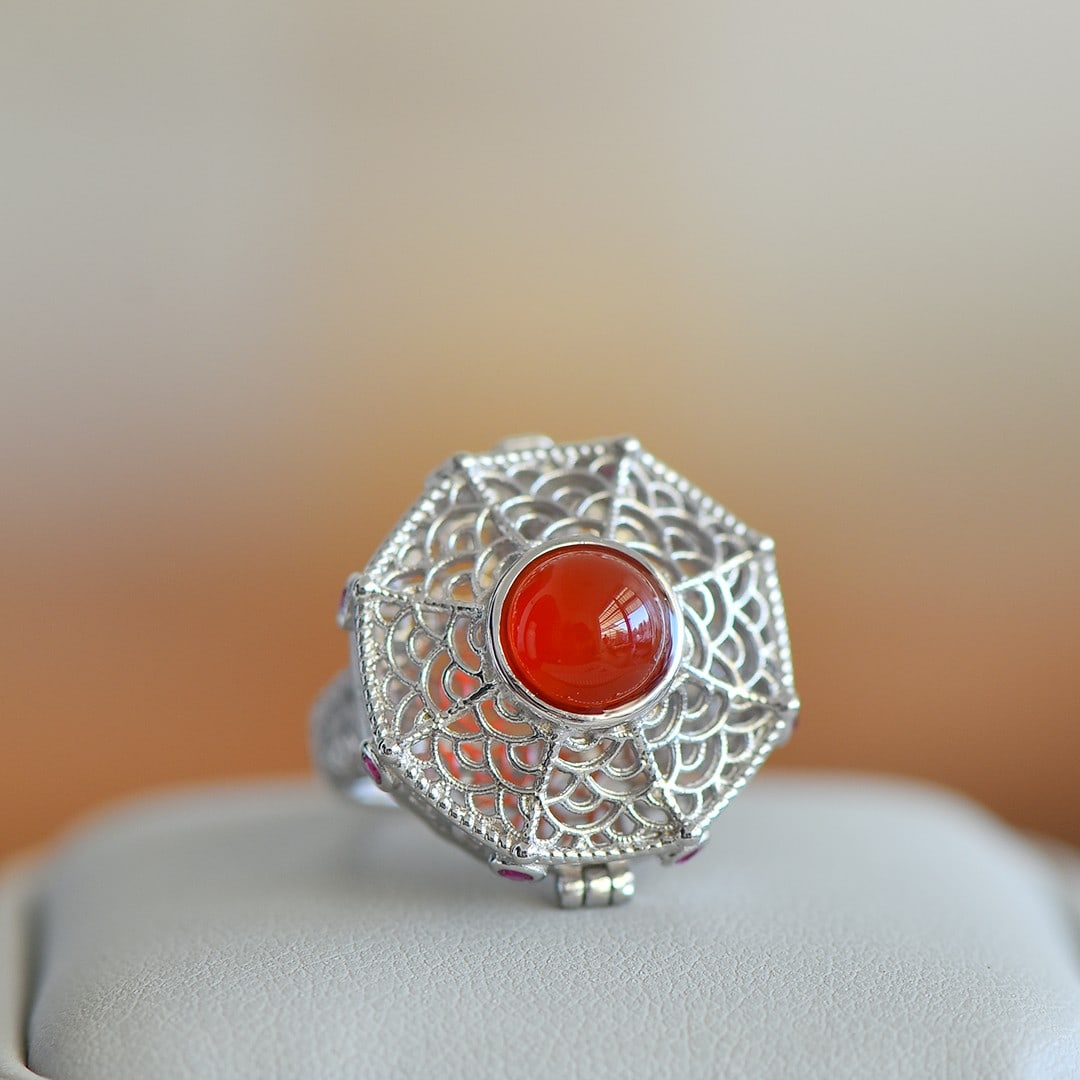 An Exquisite Sterling Silver Inlaid Agate Ring: An Exquisite Sterling Silver Inlaid Agate Ring, 纯银镶玛瑙戒指