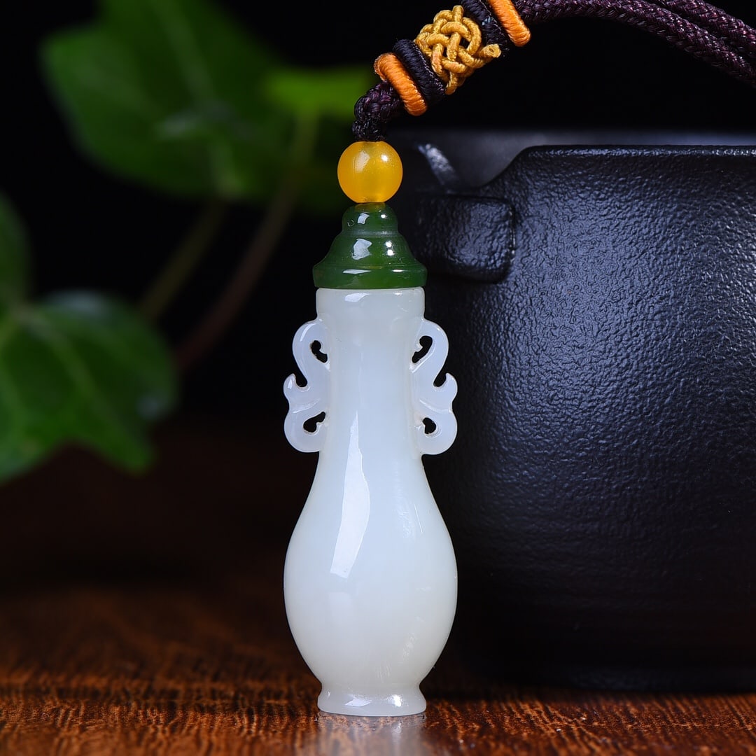 An Exquisite White Jade Vase Pendant: An Exquisite White Jade Vase Pendant,Size:0.6inx1.6in 白玉花瓶挂件