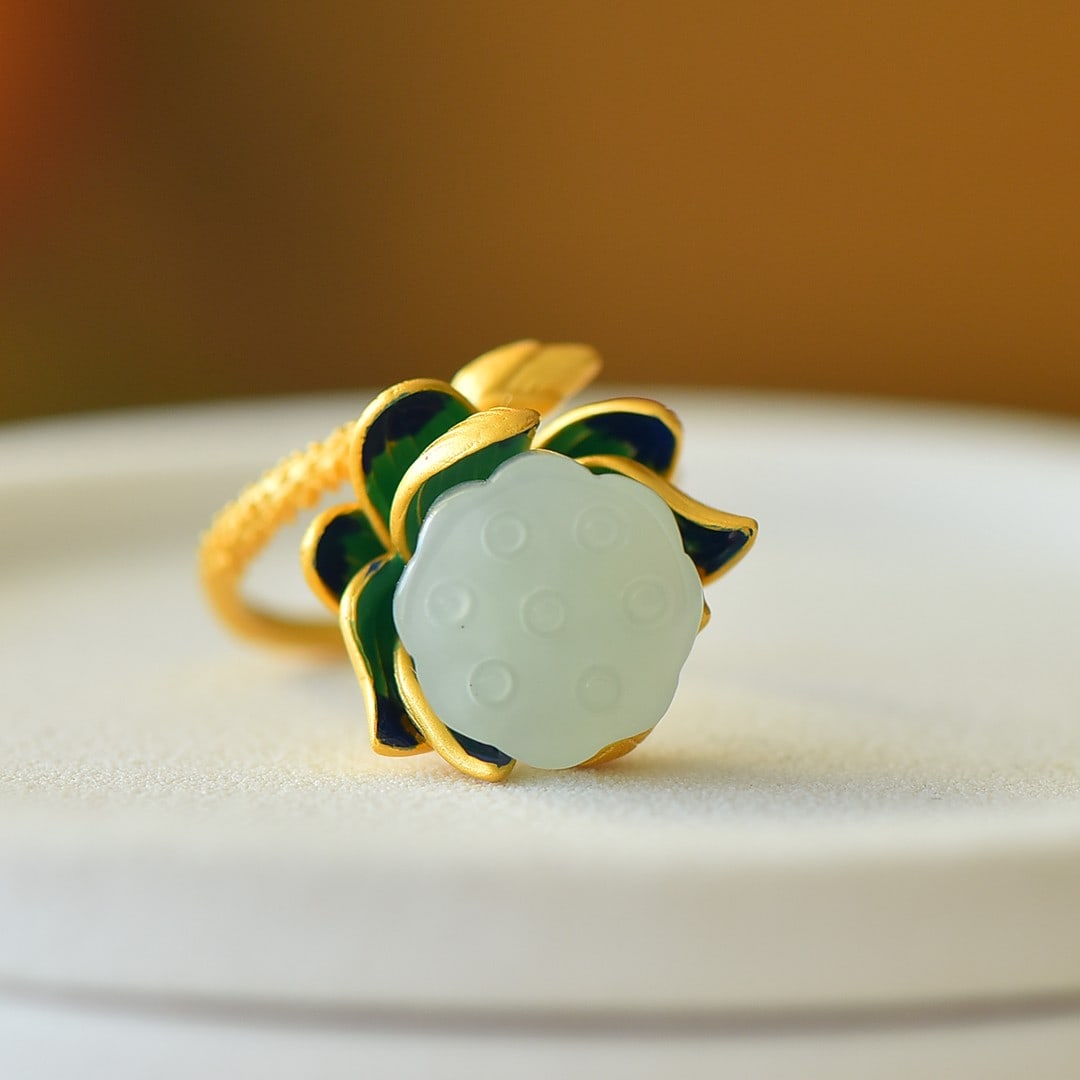 An Exquisite Sterling Silver-Gold Plated Inlaid White Jade Ring: An Exquisite Sterling Silver-Gold Plated Inlaid White Jade Ring,Size:0.5inx0.5in 纯银镀金镶白玉戒指