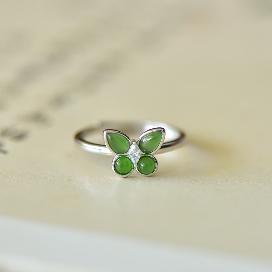 An Exquisite Sterling Silver Inlaid Jasper Ring,Inlaid Diamond: An Exquisite Sterling Silver Inlaid Jasper Ring,Inlaid Diamond,Size:0.1inx0.2in 纯银镶碧玉戒指,嵌钻石