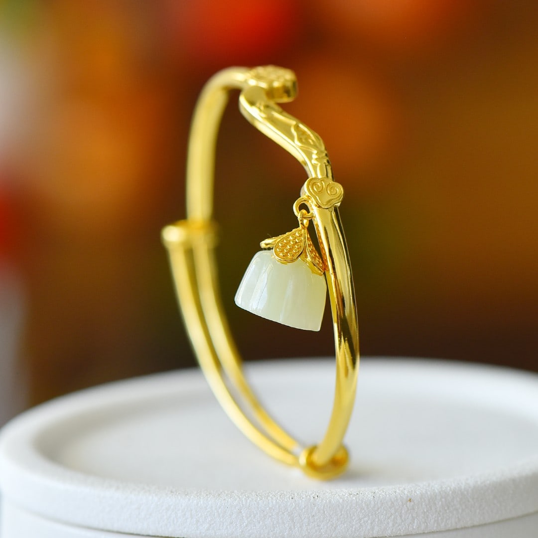 An Exquisite Sterling Silver-Gold Plated Inlaid White Jade Bracelet: An Exquisite Sterling Silver-Gold Plated Inlaid White Jade Bracelet 纯银镀金镶白玉手镯