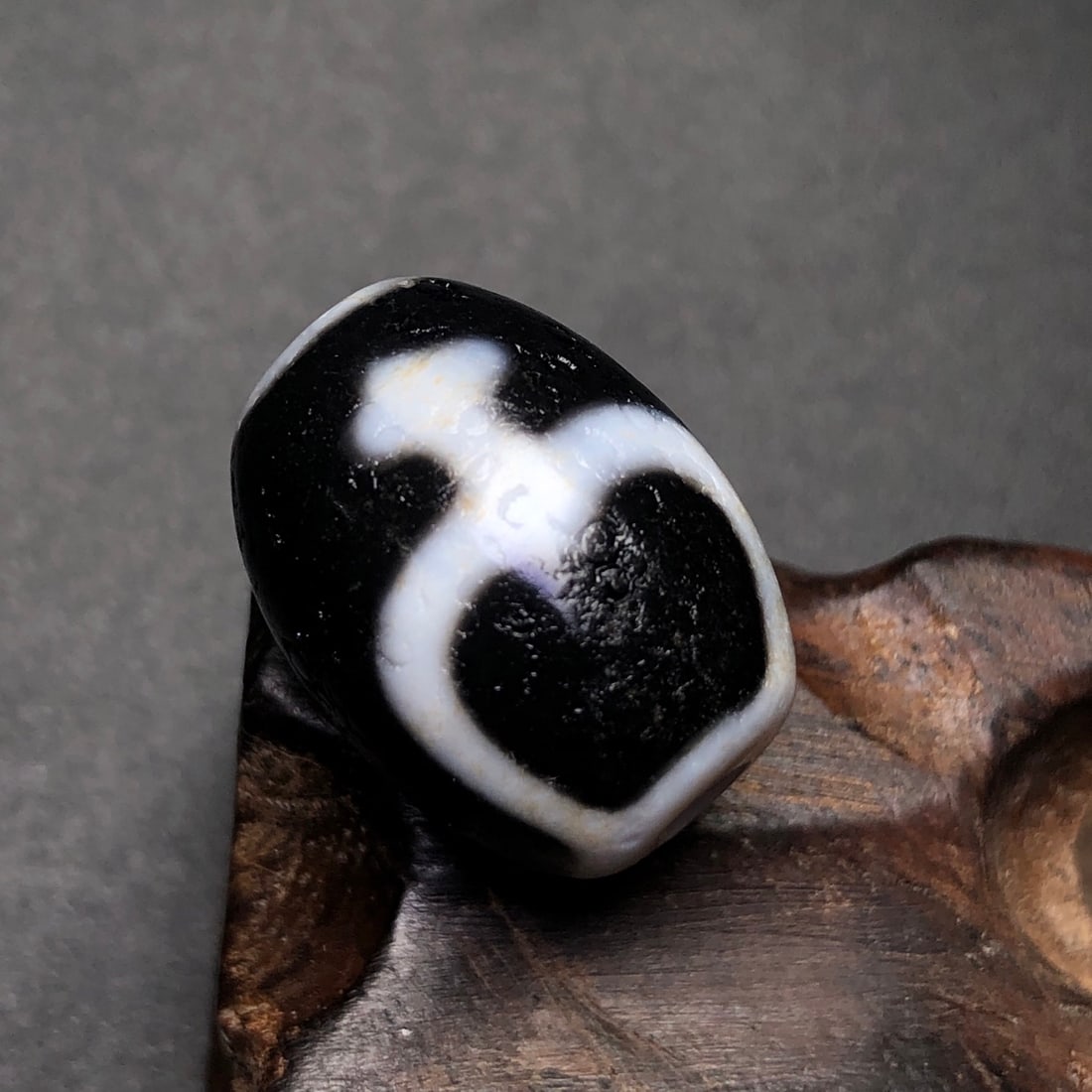 An Exquisite Dzi Bead Pendant: An Exquisite Dzi Bead Pendant,Size:0.8inx0.6in,Weight:6.5g 天珠挂件