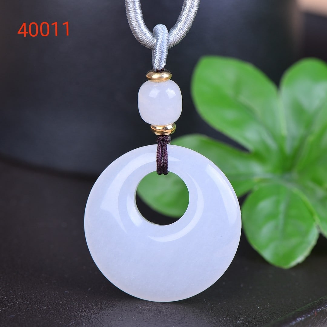 An Exquisite White Jade Pendant: An Exquisite White Jade Pendant,Size:1.2inx1.2in 寓意:料子温润细腻 扣住幸福 白玉吊坠