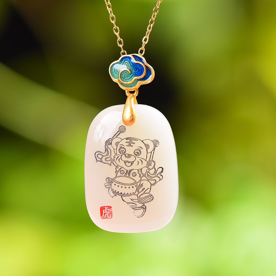 An Exquisite Sterling Silver-Gold Plated Inlaid White Jade Enamel Necklace: An Exquisite Sterling Silver-Gold Plated Inlaid White Jade Enamel Necklace,Size:0.7inx1in 纯银镀金镶白玉珐琅项链