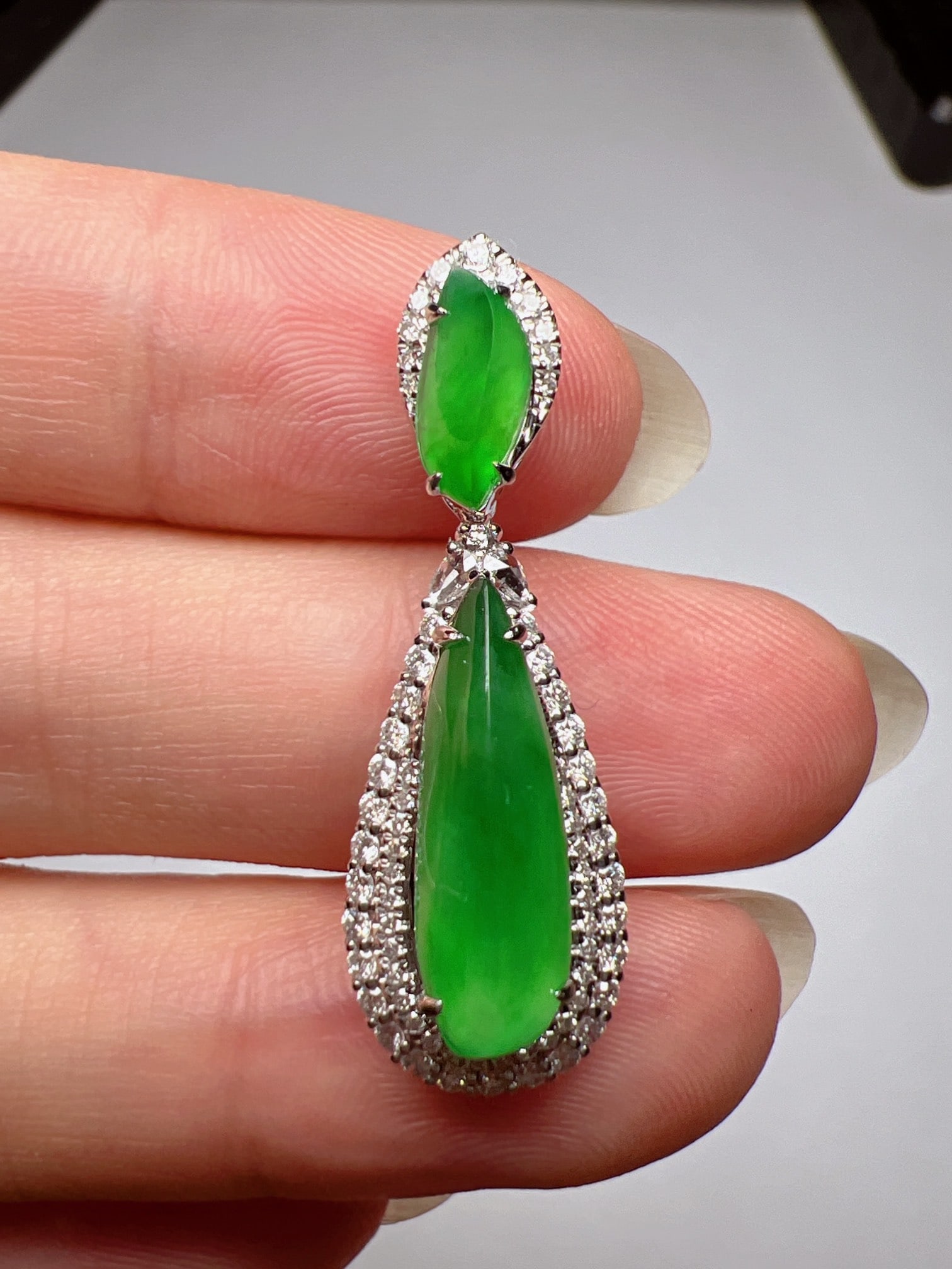 An Exquisite 18k Gold Diamond Inlaid Jadeite Pendant: An Exquisite 18k Gold Diamond Inlaid Jadeite Pendant,Size(Loose Stone):0.6inx0.2inx0.2in 18k金钻镶嵌翡翠吊坠