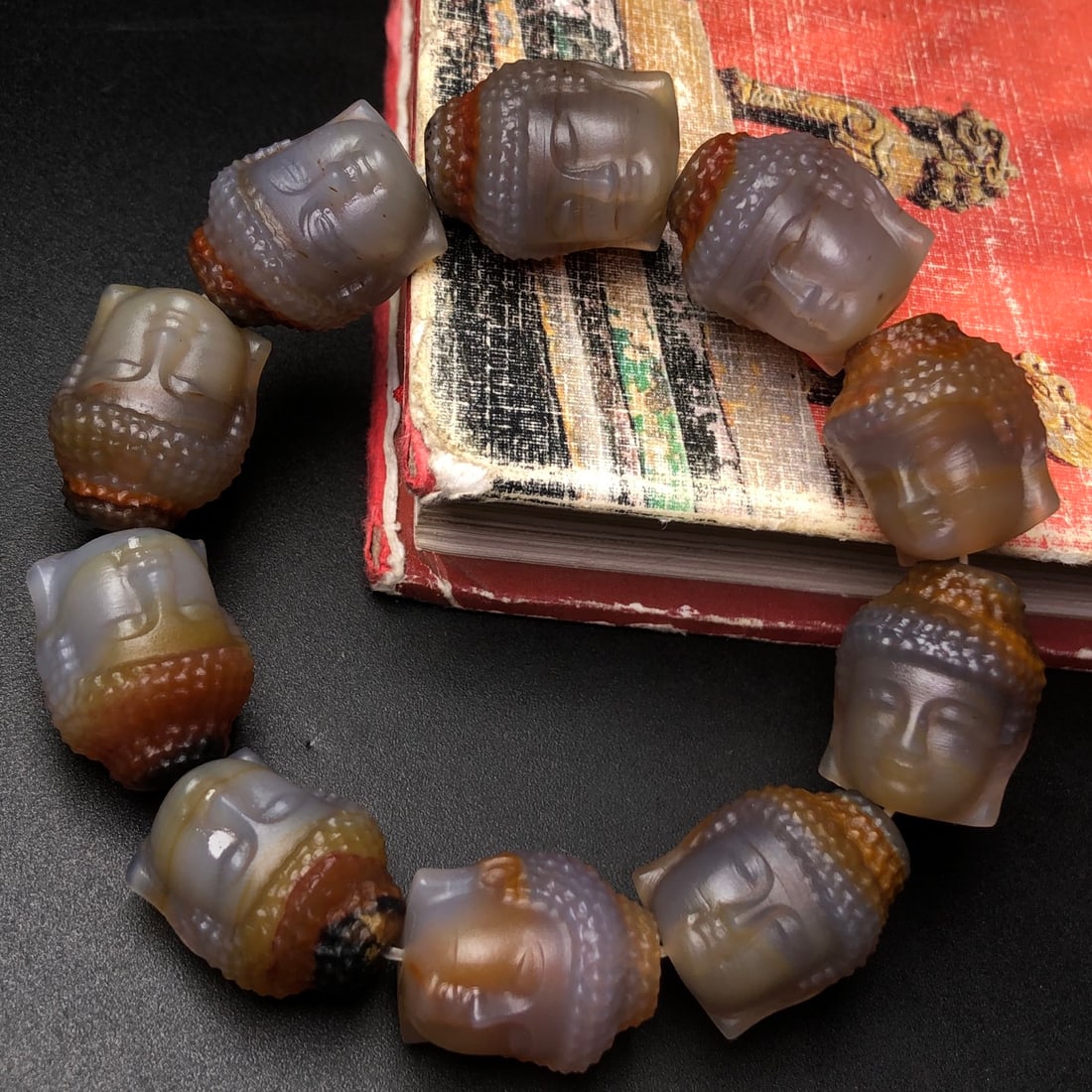 An Exquisite Agate Statue of Sakyamuni Bracelet: An Exquisite Agate Statue of Sakyamuni Bracelet,Size:0.9inx0.7in*10 玛瑙释迦摩尼头像手串
