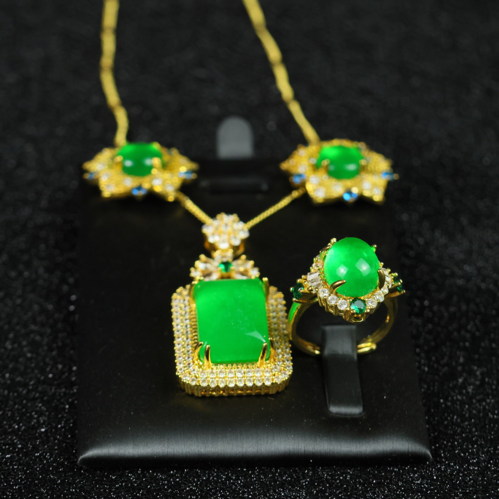 A Set of Fine Jewelry: A Set of Fine Jewelry 一套精美的首饰