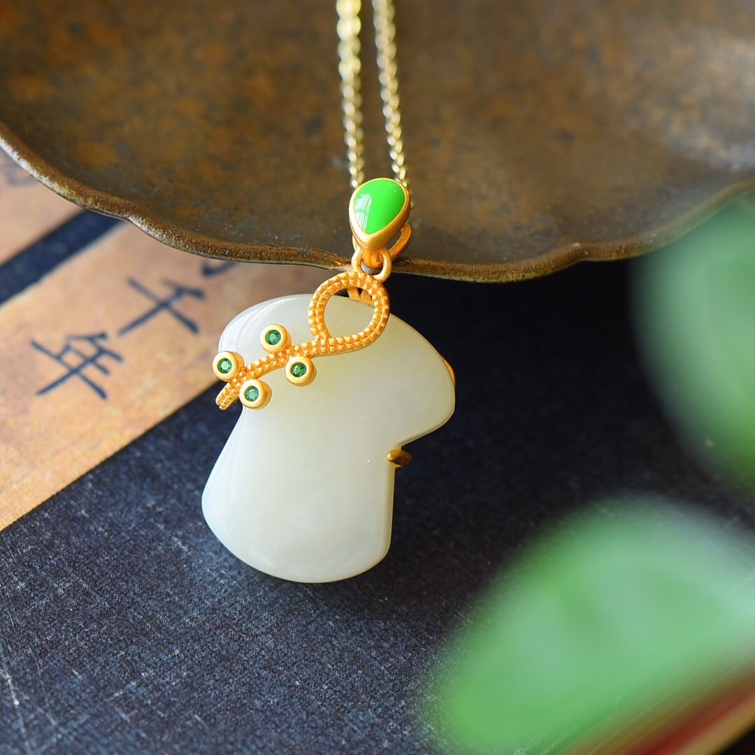 An Exquisite Sterling Silver-Gold Plated Inlaid White Jade Necklace: An Exquisite Sterling Silver-Gold Plated Inlaid White Jade Necklace,Size:0.7inx1.1in 纯银镀金镶白玉项链