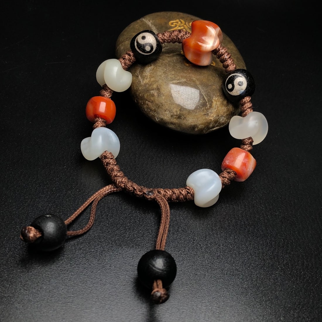 An Exquisite Agate Bracelet: An Exquisite Agate Bracelet,Size:0.7in 玛瑙手串