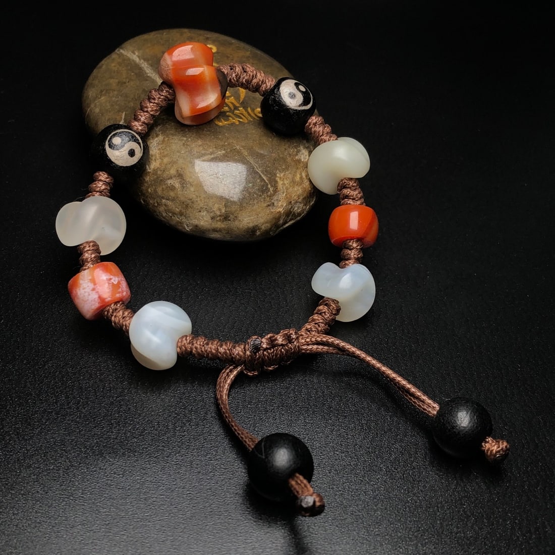 An Exquisite Agate Bracelet - 2
