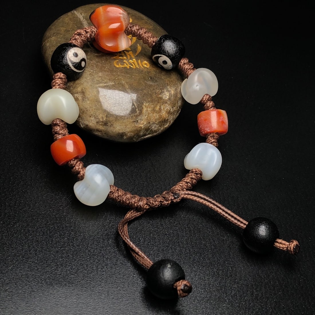 An Exquisite Agate Bracelet - 5