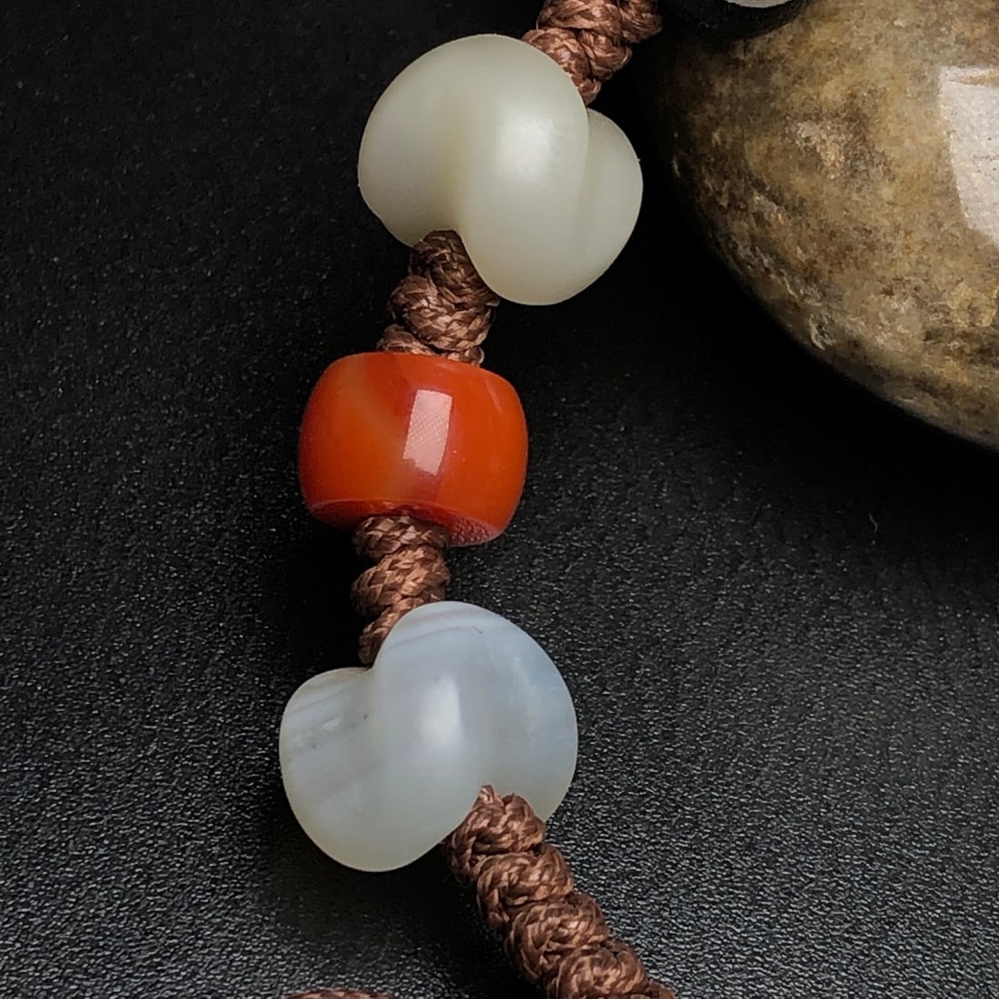 An Exquisite Agate Bracelet - 8