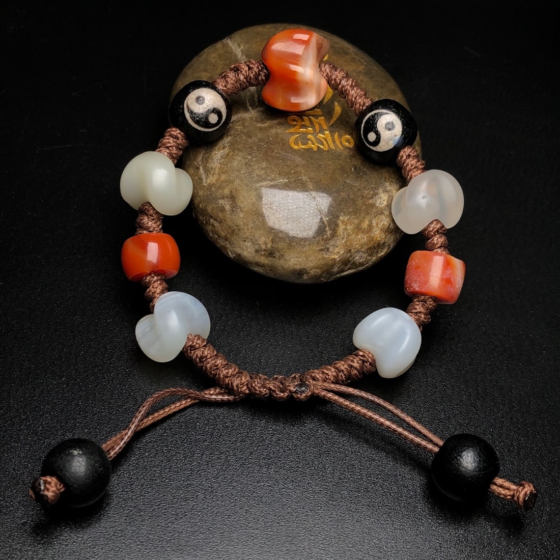 An Exquisite Agate Bracelet - 9