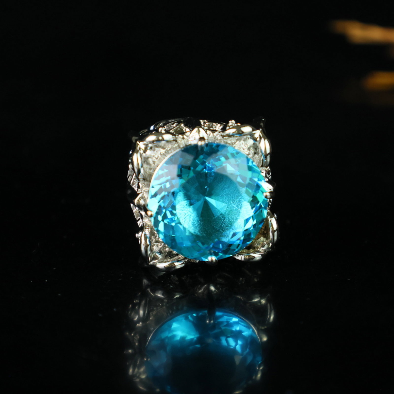 An Exquisite Ring: An Exquisite Ring,Size:0.8inx0.6in 一个精美的戒指