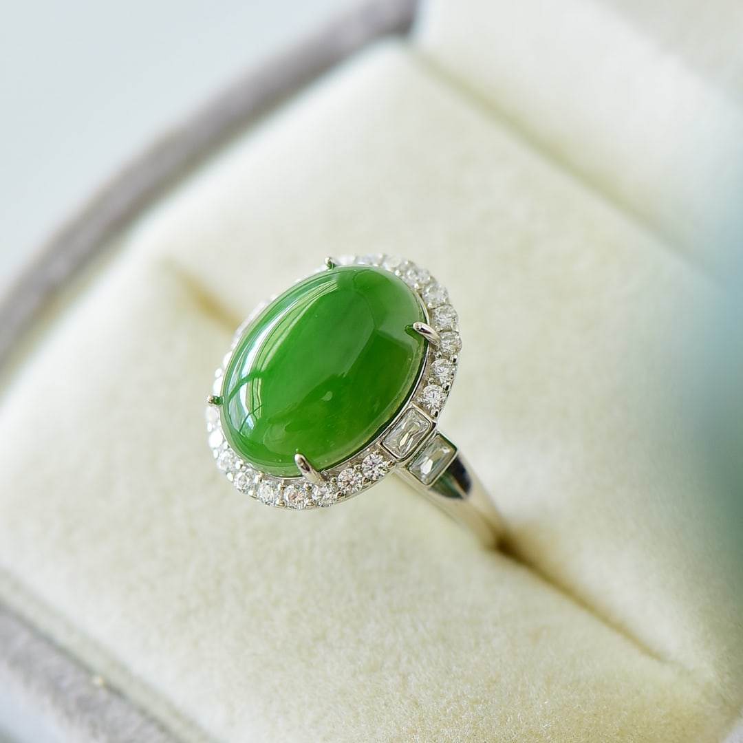 An Exquisite Sterling Silver Inlaid Jasper Ring,Inlaid Diamond: An Exquisite Sterling Silver Inlaid Jasper Ring,Inlaid Diamond,Size:0.6inx0.7in 纯银镶碧玉戒指,嵌钻石
