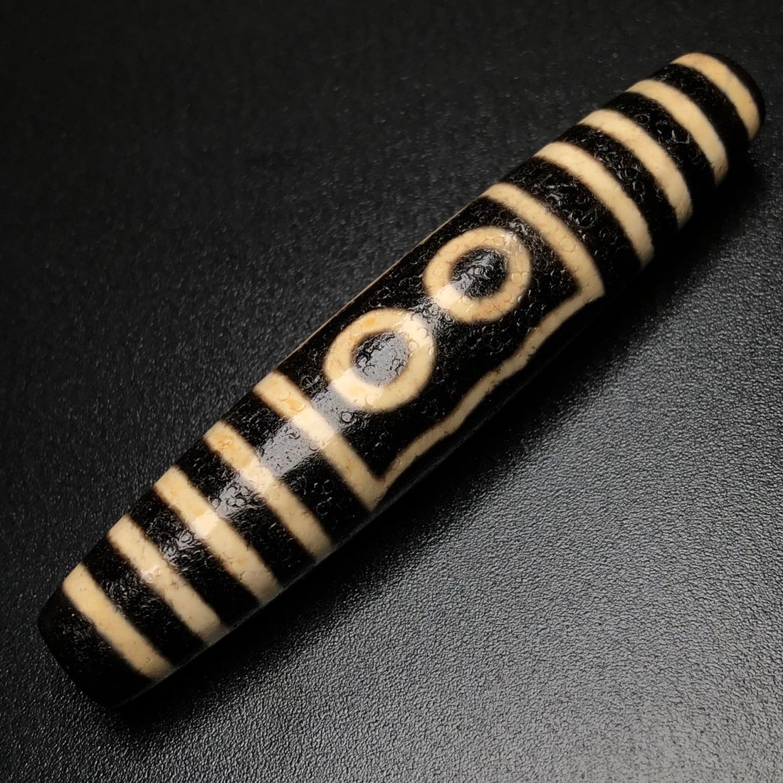 An Exquisite Dzi Bead Pendant: An Exquisite Dzi Bead Pendant,Size:3inx0.6in,Weight:27.6g 天珠挂件