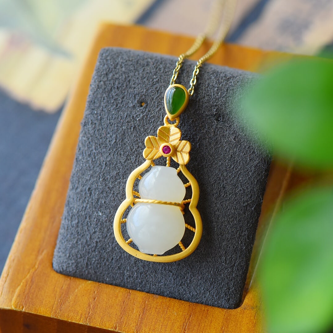 An Exquisite Sterling Silver-Gold Plated Inlaid White Jade Necklace,Inlaid Jasper: An Exquisite Sterling Silver-Gold Plated Inlaid White Jade Necklace,Inlaid Jasper,Size:0.6inx1.3in 纯银镀金镶白玉项链,嵌碧玉