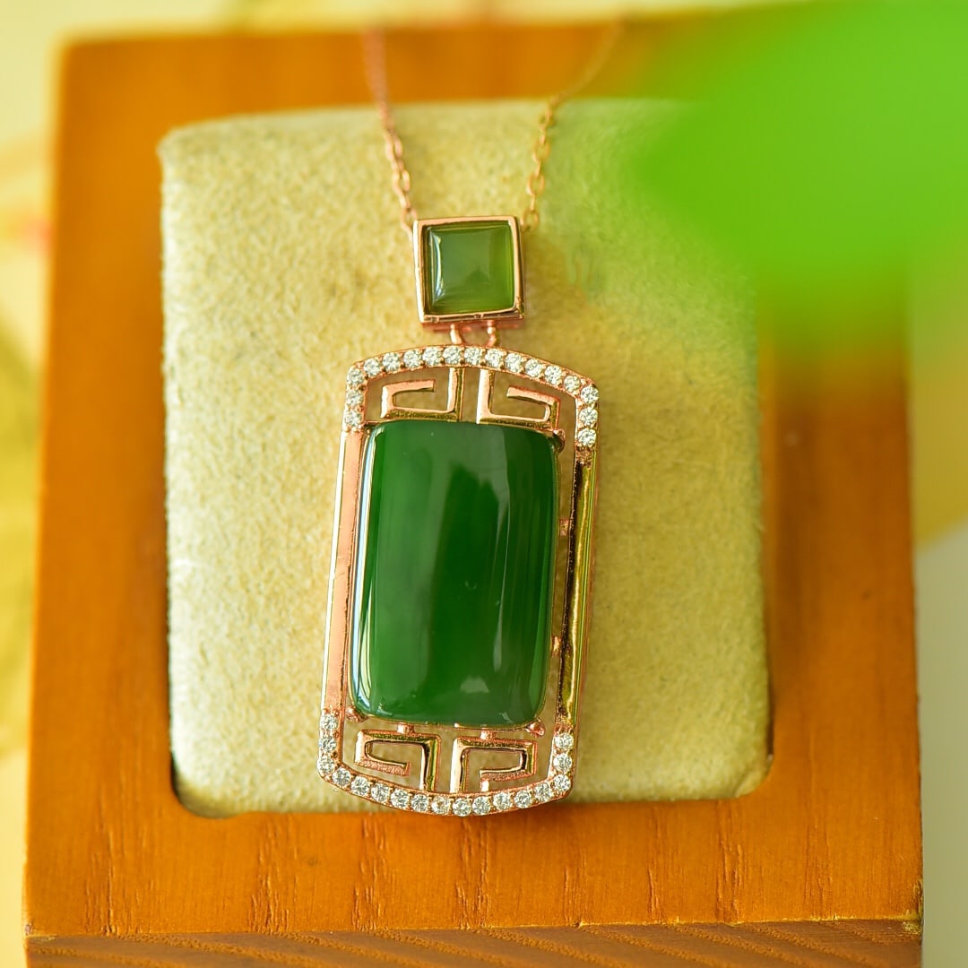 An Exquisite Sterling Silver Inlaid Jasper Necklace,Inlaid Diamond: An Exquisite Sterling Silver Inlaid Jasper Necklace,Inlaid Diamond,Size:0.6inx1.4in 纯银镶碧玉项链,嵌钻石
