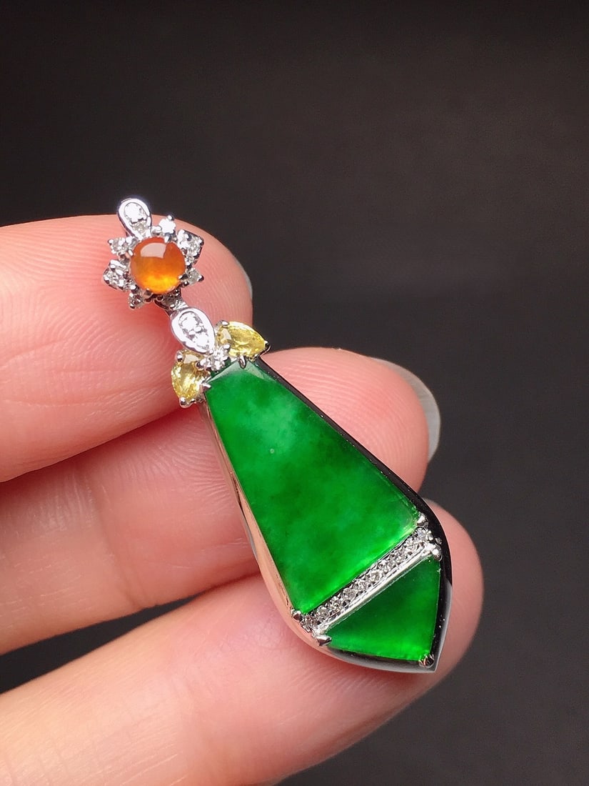 An Exquisite 18k Gold Diamond Inlaid Jadeite Pendant: An Exquisite 18k Gold Diamond Inlaid Jadeite Pendant,Size(Loose Stone):0.6inx0.4in 18k金钻镶嵌翡翠吊坠