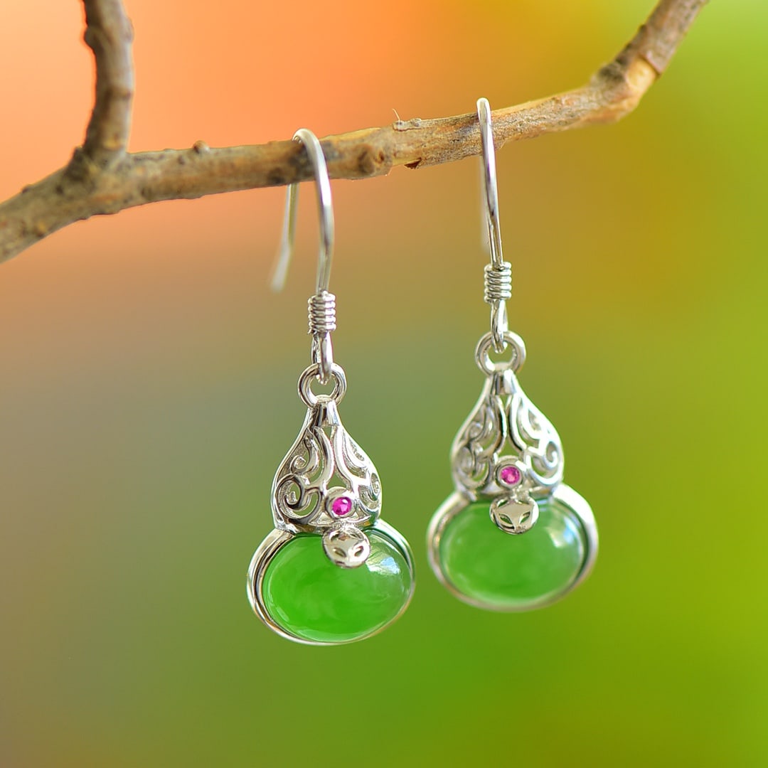 A Pair of Exquisite Sterling Silver Inlaid Jasper Earrings: A Pair of Exquisite Sterling Silver Inlaid Jasper Earrings 一对纯银镶碧玉耳环