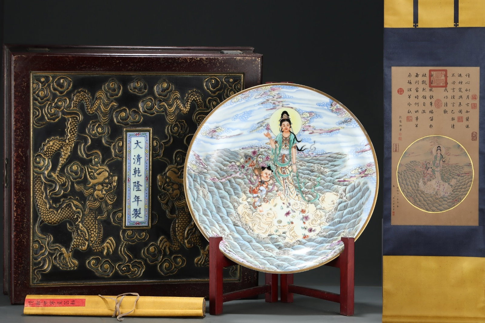 A Huge Famille-Rose Painted Gold Statue of Avalokitesvara Pattern Plate,with Chinese Vertical Scroll: A Huge Famille-Rose Painted Gold Statue of Avalokitesvara Pattern Plate,with Chinese Vertical Scroll Ink Painting on Silk,Qing Dynasty,China,Qianlong Four-character Mark,Size:(Without frame)27.8inx15.