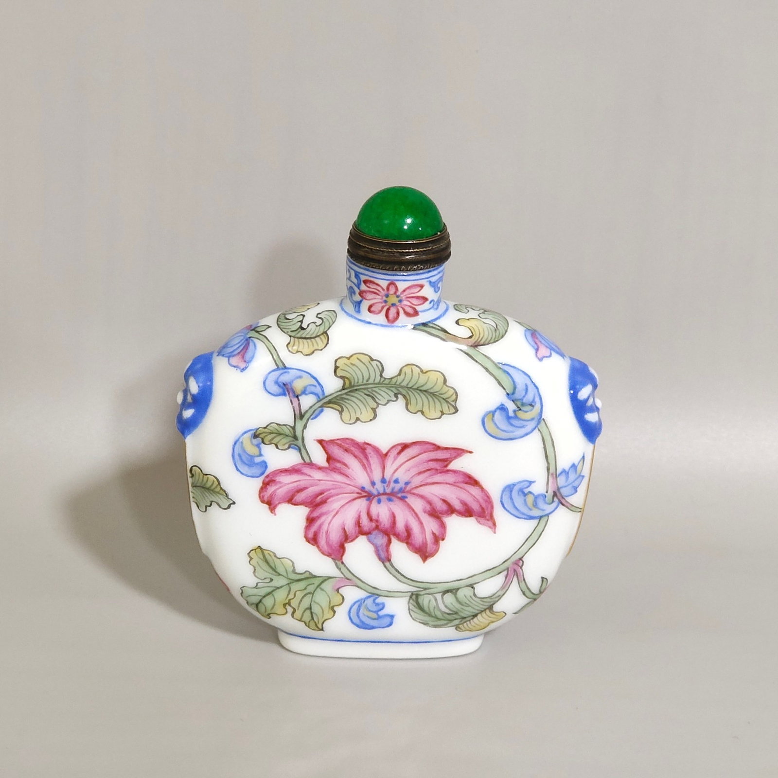 An Exquisite Famille-Rose Flower Pattern Snuff Bottle: An Exquisite Famille-Rose Flower Pattern Snuff Bottle,Qing Dynasty,China,Qianlong Four-character Mark,Size:2.8inx2.3in 粉彩花卉纹鼻烟壶,中国