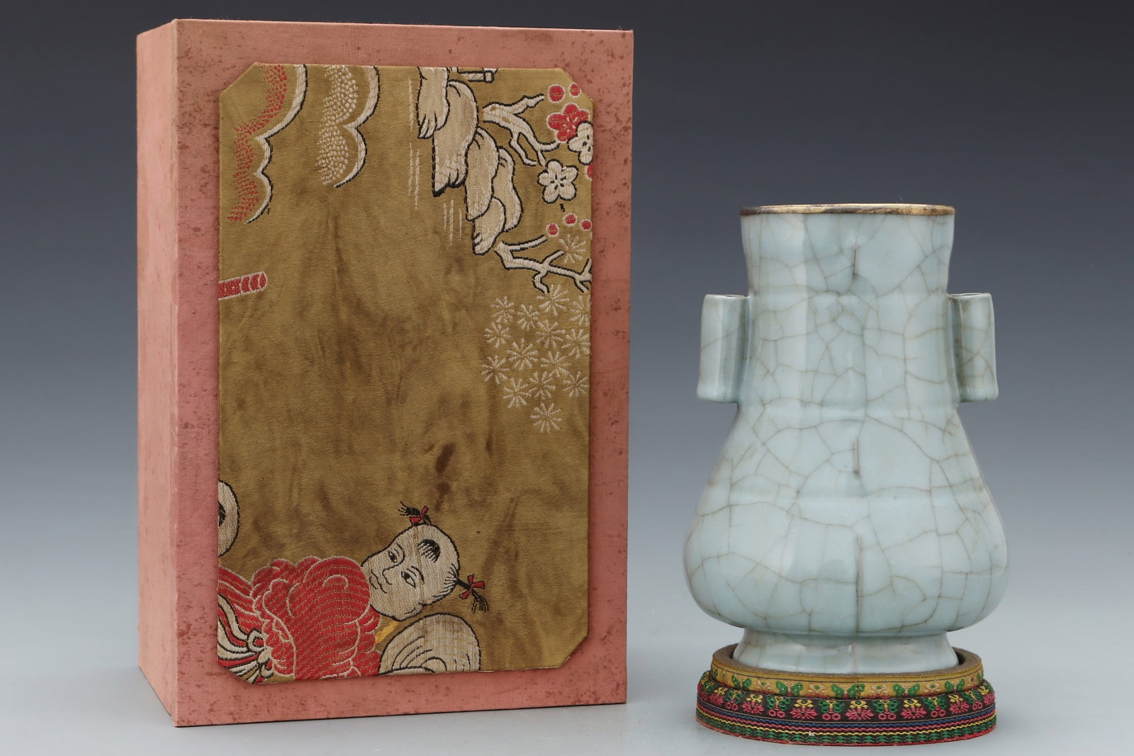 An Exquisite Guan yao Celadon Glazed Inlaid Gold Double-Ears Vase,with an Imperial Poem by Emperor: An Exquisite Guan yao Celadon Glazed Inlaid Gold Double-Ears Vase,with an Imperial Poem by Emperor Qianlong,Song Dynasty,China,Size:8.7inx6.3in 官窑粉青釉镶金