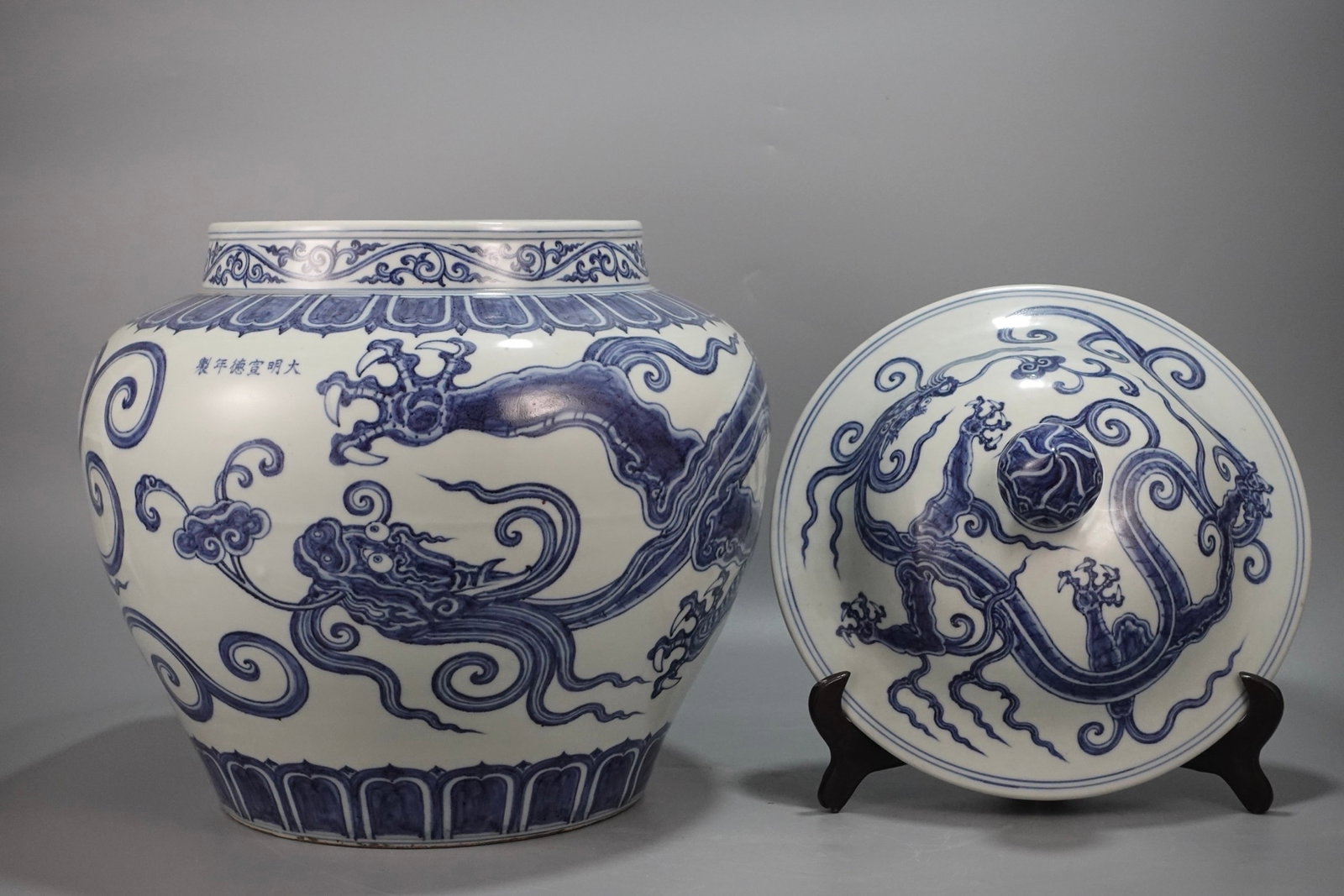 A Huge Blue and White Dragon Pattern Jar - 2