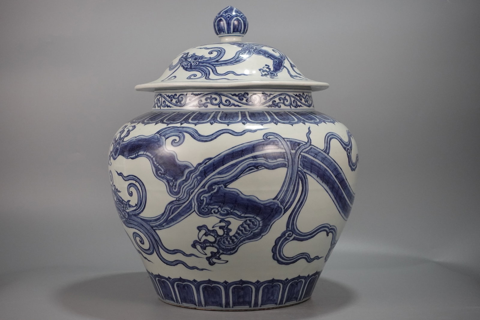 A Huge Blue and White Dragon Pattern Jar - 4