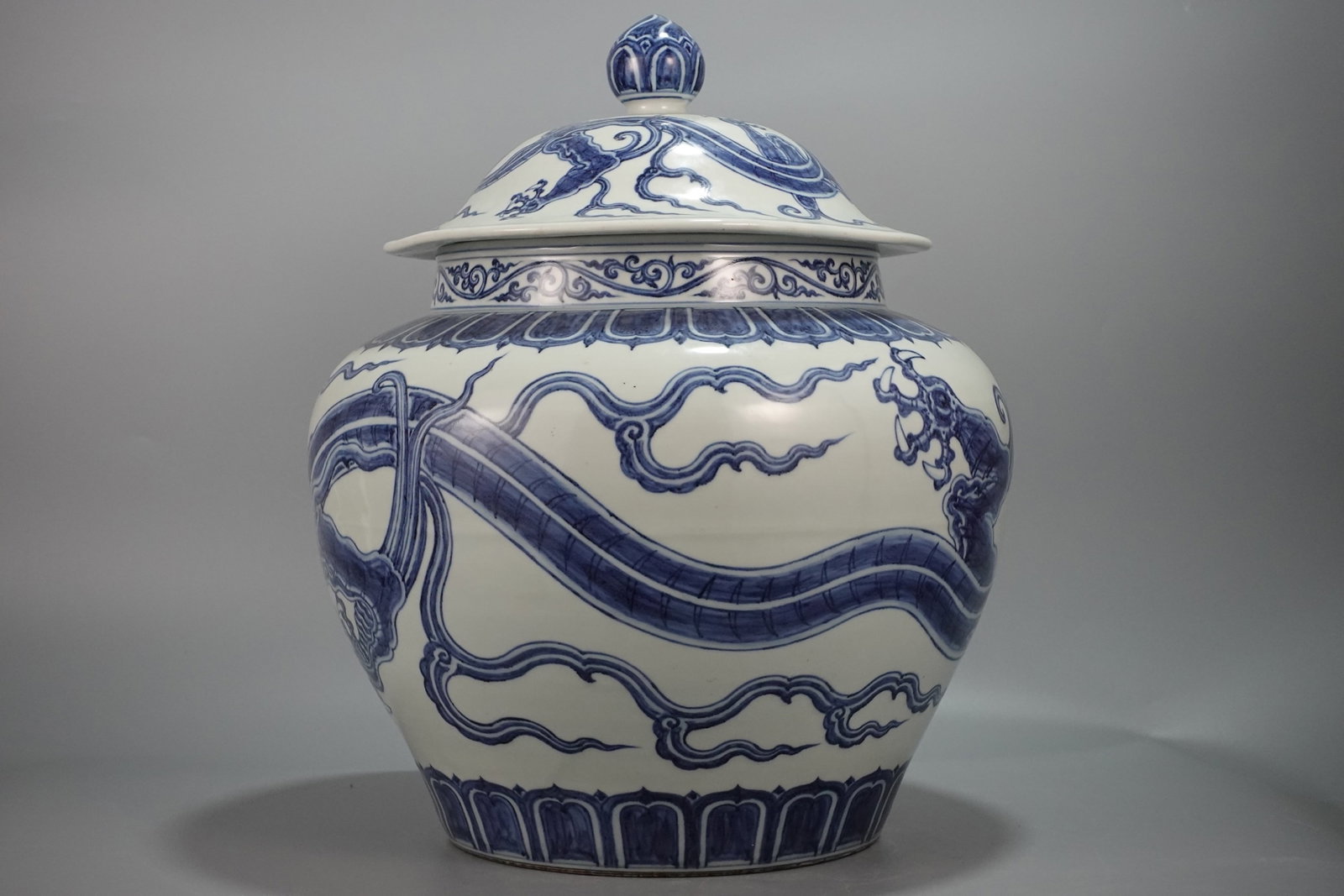 A Huge Blue and White Dragon Pattern Jar - 5