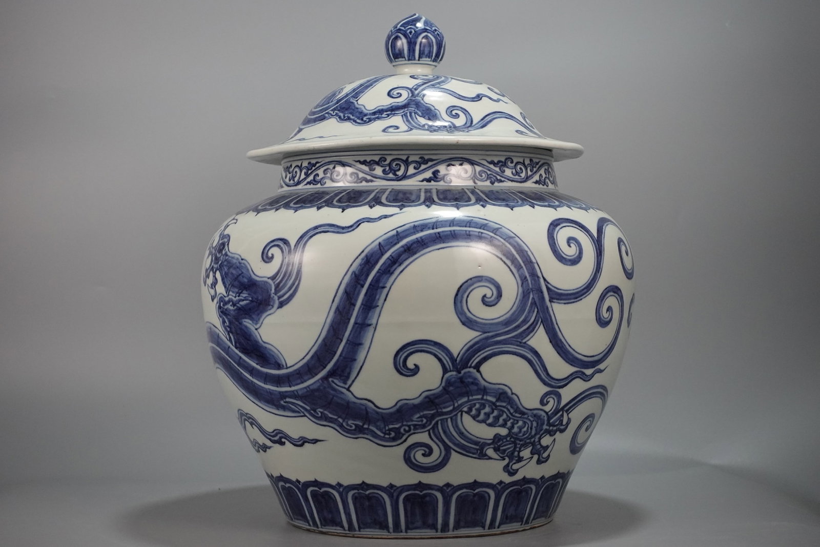 A Huge Blue and White Dragon Pattern Jar - 6