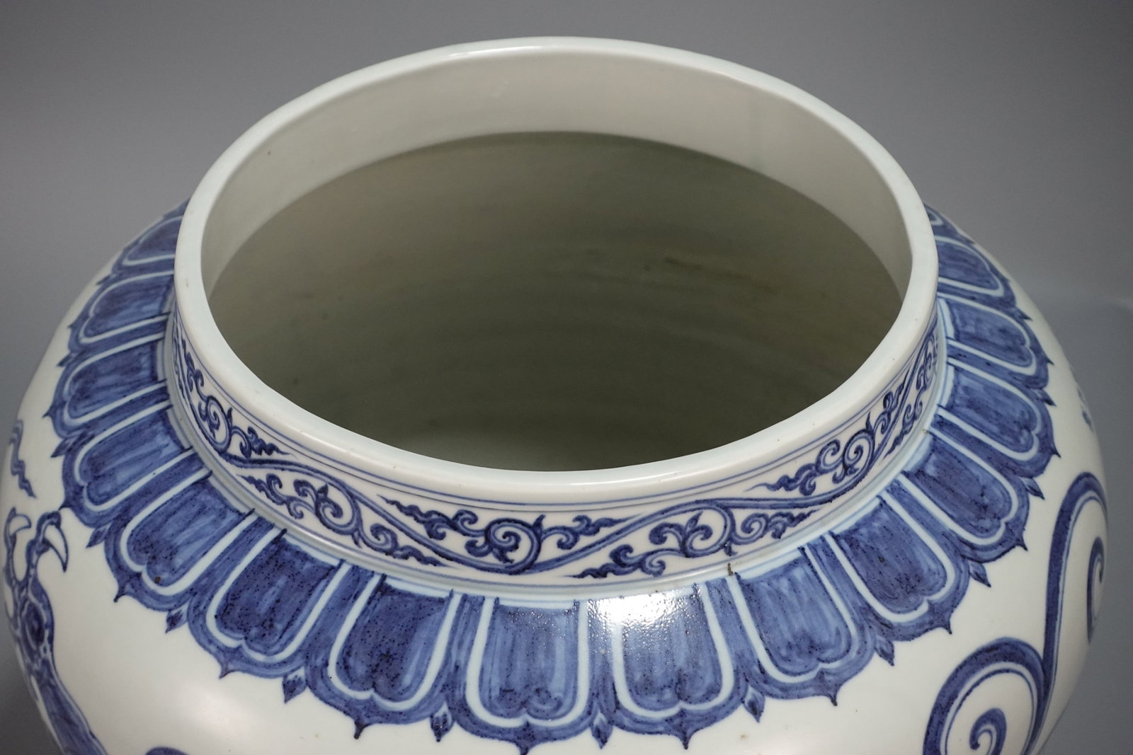 A Huge Blue and White Dragon Pattern Jar - 8