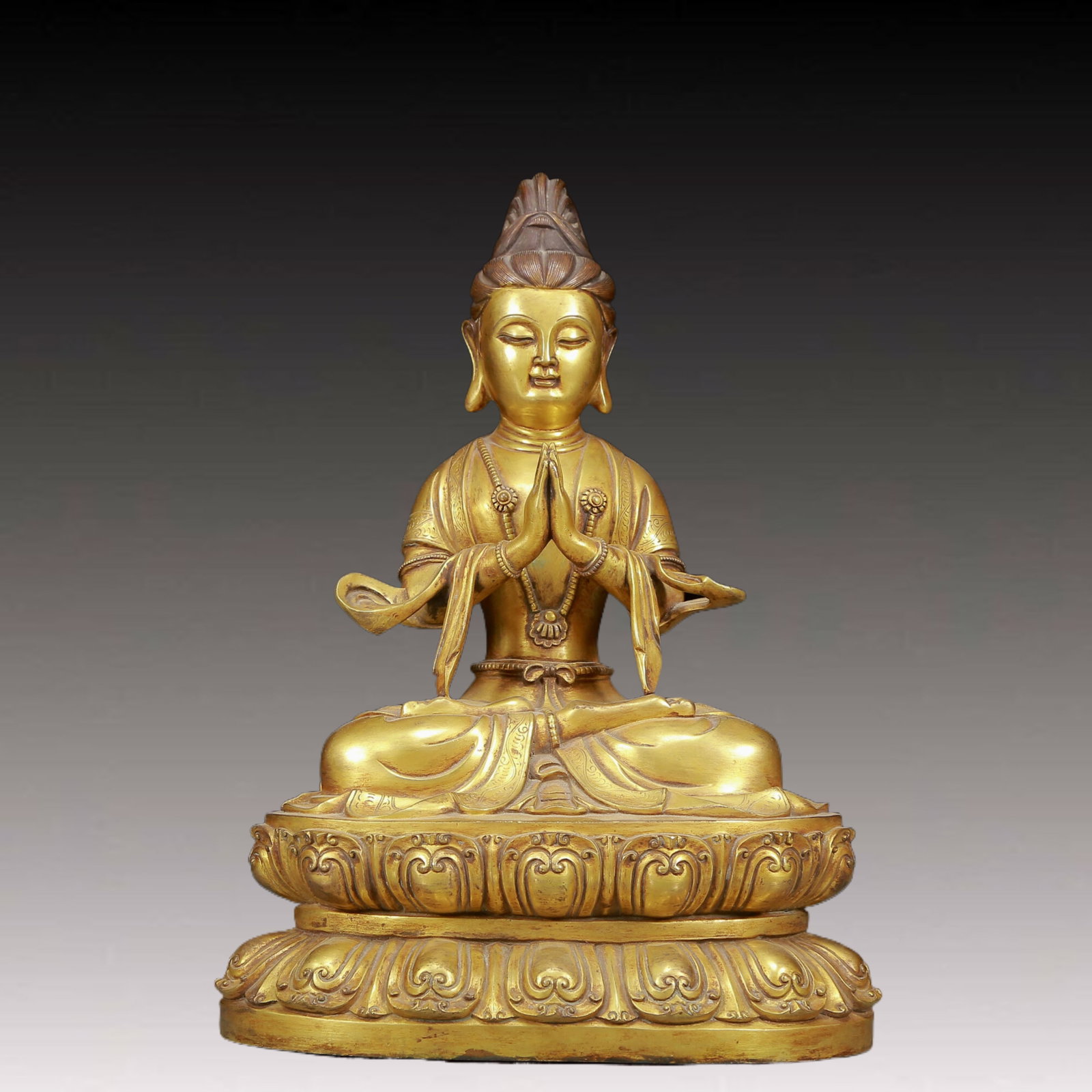 A Solemn Gilt Bronze Statue of Avalokitesvara: A Solemn Gilt Bronze Statue of Avalokitesvara,Ming Dynasty, China,Size:9.8inx6.3inx13.8in,Weight:7405g 铜鎏金观音像，明代