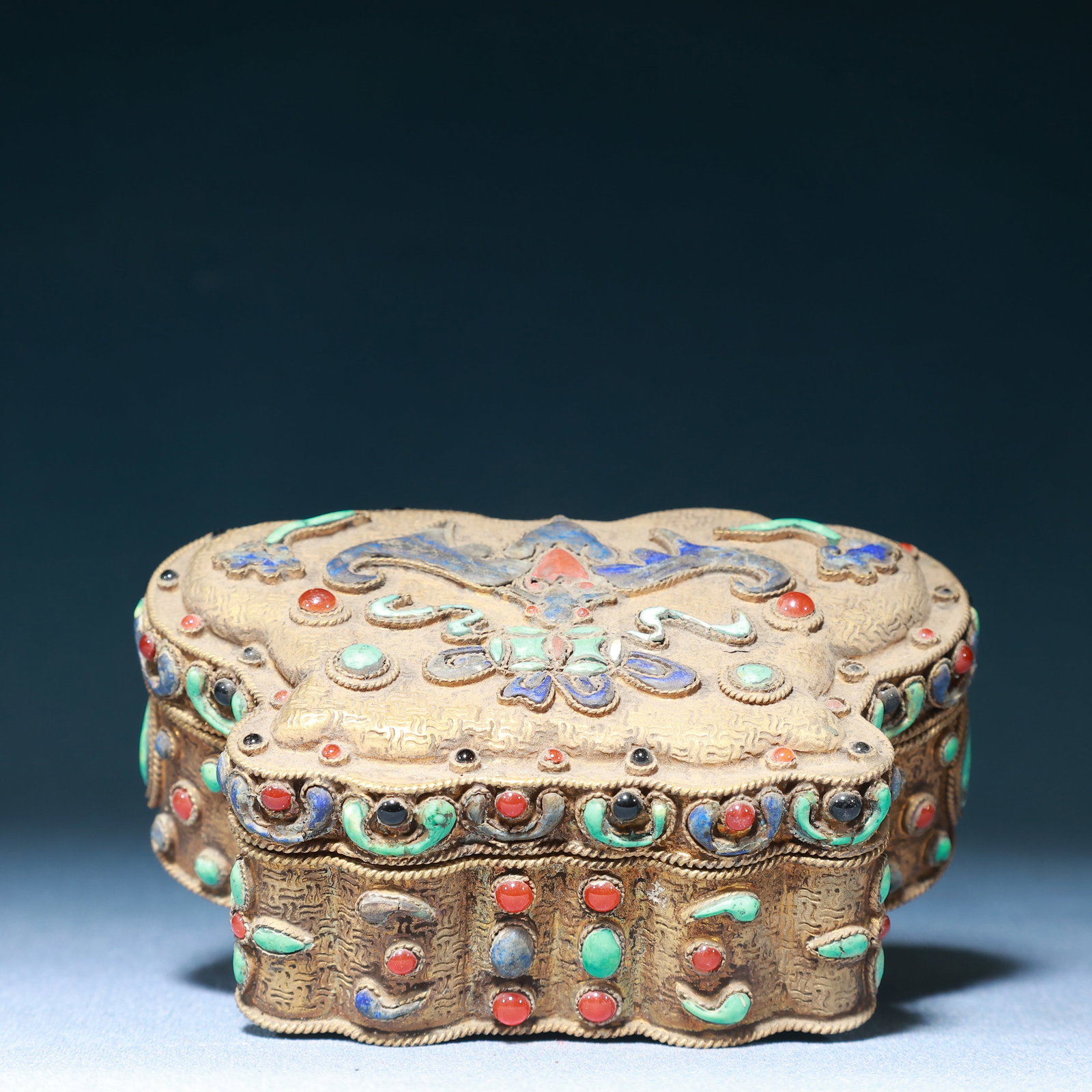 An Exquisite Gilt Bronze Bats Pattern Box with Cover,Inlaid Gems: An Exquisite Gilt Bronze Bats Pattern Box with Cover,Inlaid Gems,Qing Dynasty,China,Size:4.9inx3.1inx2in,Weight:350g 铜鎏金蝙蝠纹盖盒,嵌宝&#