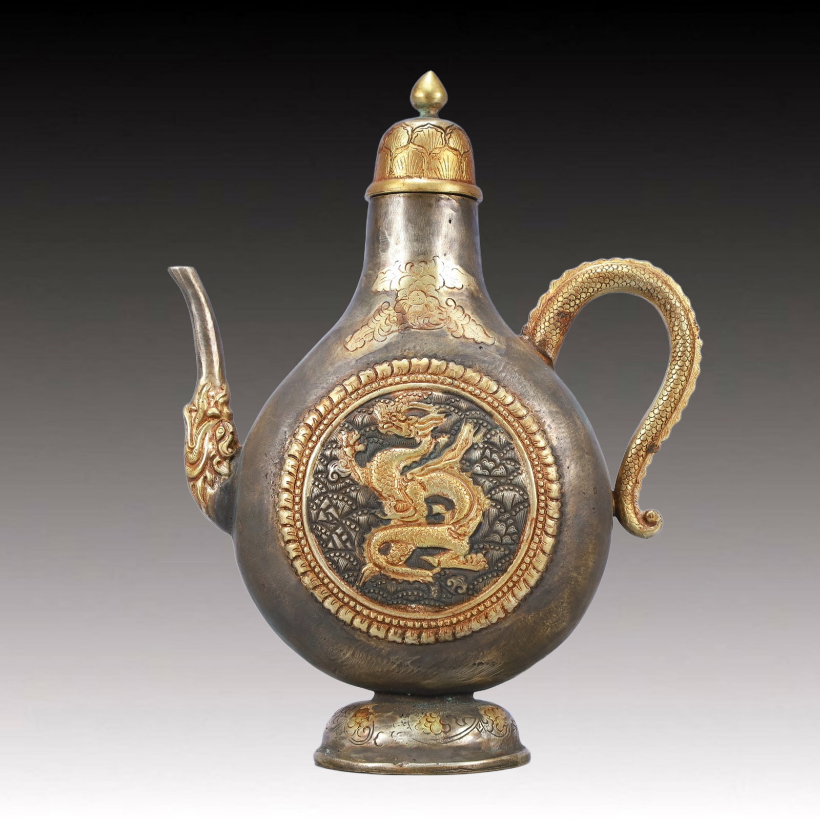 A Rare Gilt Silver Dragon Pattern Ewer: A Rare Gilt Silver Dragon Pattern Ewer,Tang Dynasty, China,Zhenguan Four-character Mark,Size:6.3inx2.4inx8.3in,Weight:650g 银鎏金龙纹执壶,中国