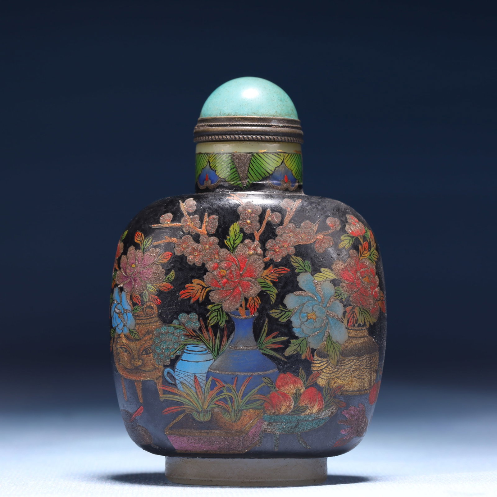 An Exquisite Glass Flower Pattern Snuff Bottle: An Exquisite Glass Flower Pattern Snuff Bottle,Qing Dynasty,China,Qianlong Four-character Mark,Size:2.4inx1.4inx3.5in,Weight:127g 琉璃花卉纹鼻烟壶,È
