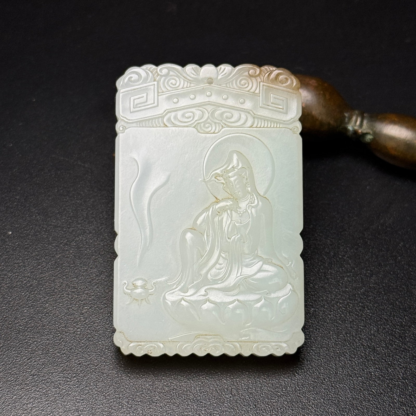 An Exquisite White Jade Statue of Avalokitesvara Pendant: An Exquisite White Jade Statue of Avalokitesvara Pendant,Qing Dynasty,China,Size:2.4inx1.5inx0.4in,Weight:52g 白玉观音像牌,中国清代