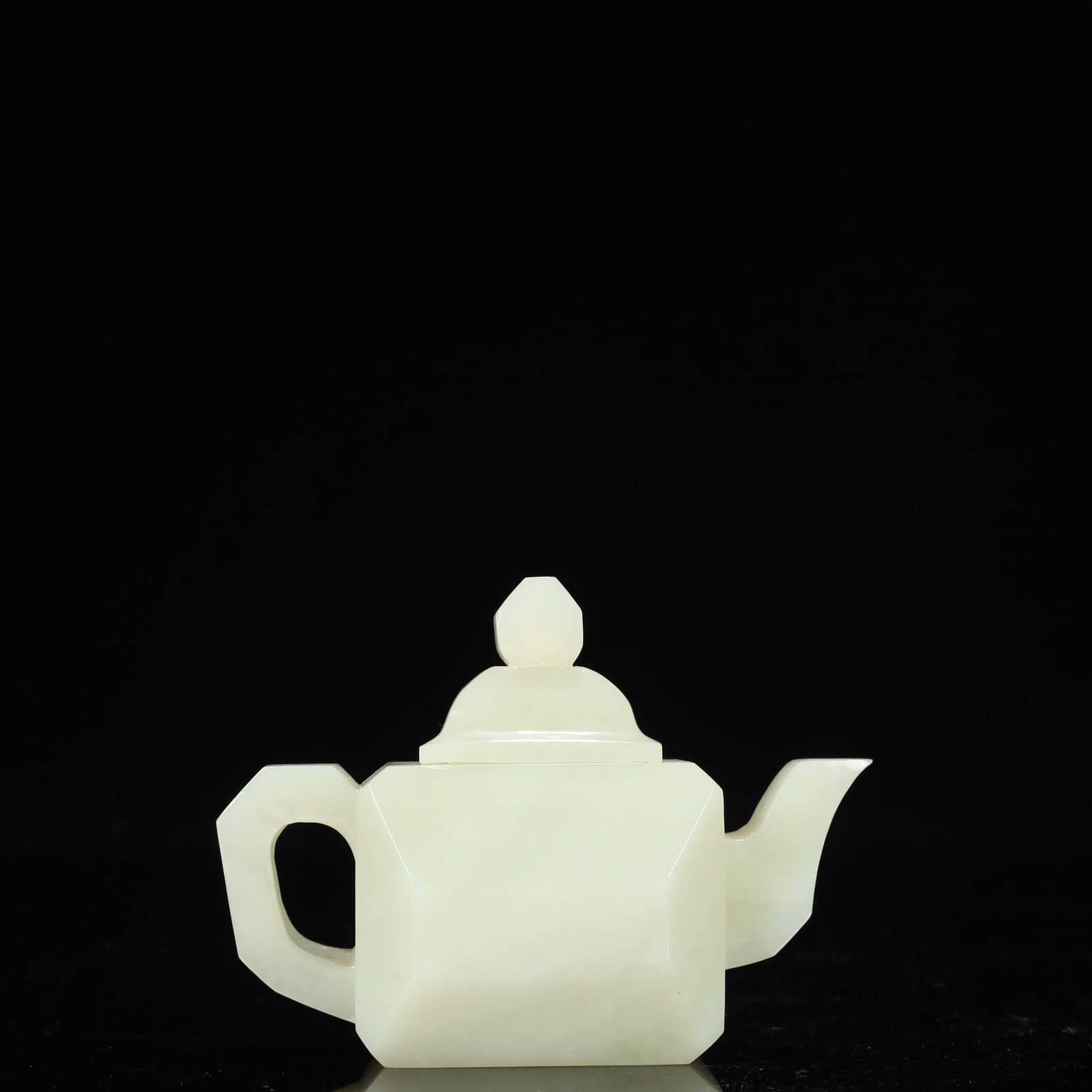 An Exquisite White Jade Teapot: An Exquisite White Jade Teapot,Qing Dynasty, China,Size:4.7inx2.4inx3.3in,Weight:200g 白玉茶壶,中国清代