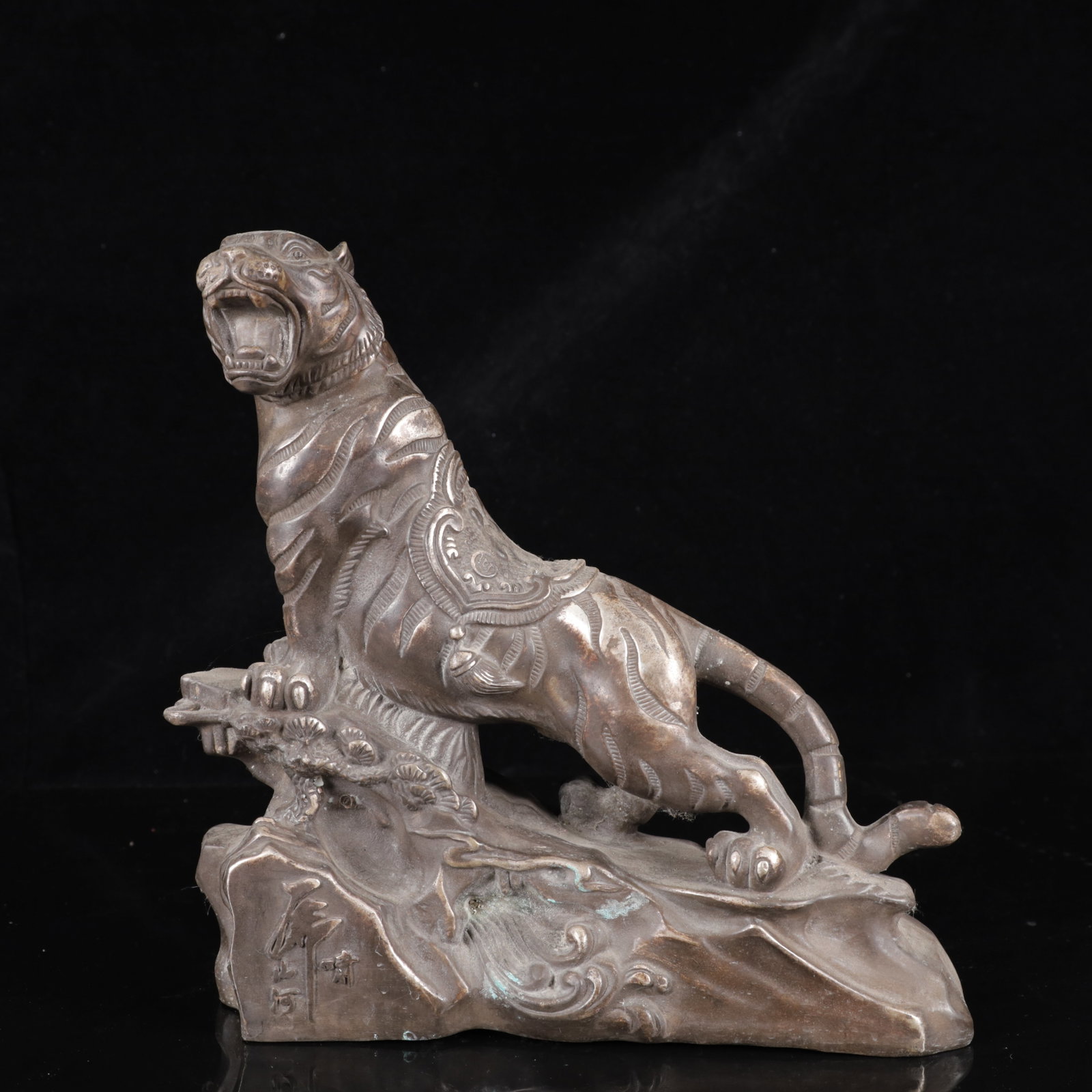 An Exquisite Silver-Plated Bronze Tiger Ornament: An Exquisite Silver-Plated Bronze Tiger Ornament,Qing Dynasty,China,Qianlong Four-character Mark,Size:9.4inx3.1inx9.8in,Weight:2950g 铜镀银虎摆件,中国&#